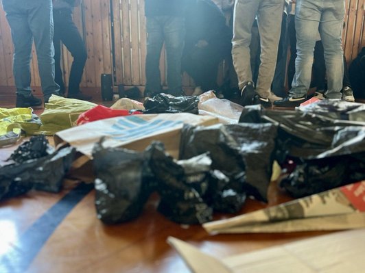 Säcke und Verpackungen aus verschiedenen Materialen auf Boden verstreut