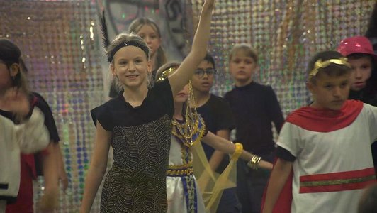 theaterspielende Kinder in Kostümen