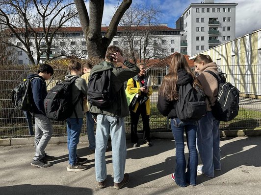 Beim Kindergarten am Kapaunplatz, der von Schütte-Lihotzky konzipiert wurde