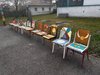 Bild merherer selbst bemalter Sessel in einem Schulhof