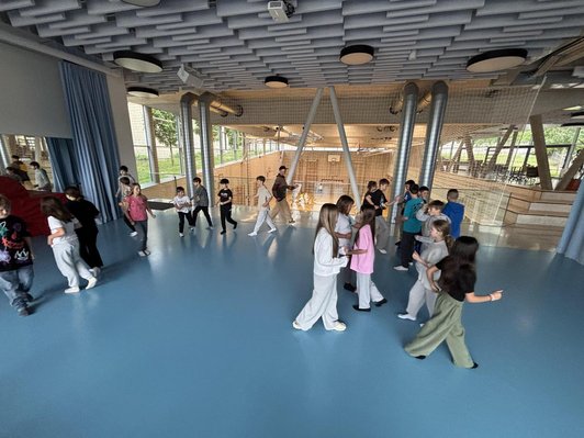 Abschlusspräsentation des eigenen Stücks in der Schule