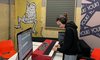 Eine Schülerin  im Studio mit Kopfhörer spielend auf einem Keyboard