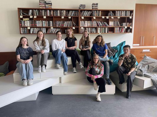 Gruppenfoto einer Mädchengruppe auf Podesten