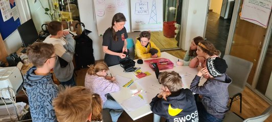 Schüler/innen der Sonnenhausschule im Workshopraum lernen Audioaufnahme