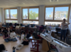 Foto von Schüler:innen sitzend auf dem Boden mit Schagstock-Instrumenten.