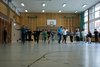 Schüler/innen einer Schulklasse bewegen sich im Turnsaal hüpfend nach vorne.
