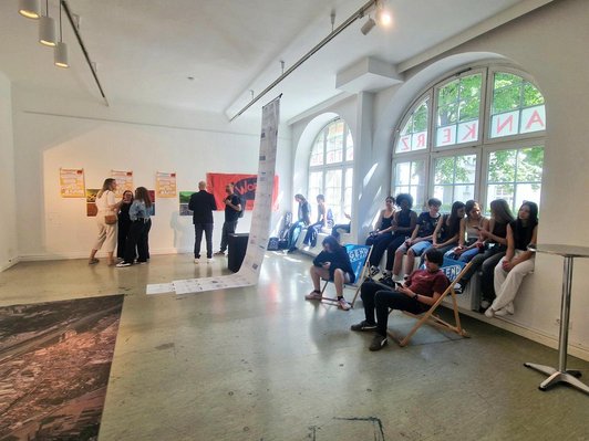 Besucher/innen der Ausstellung