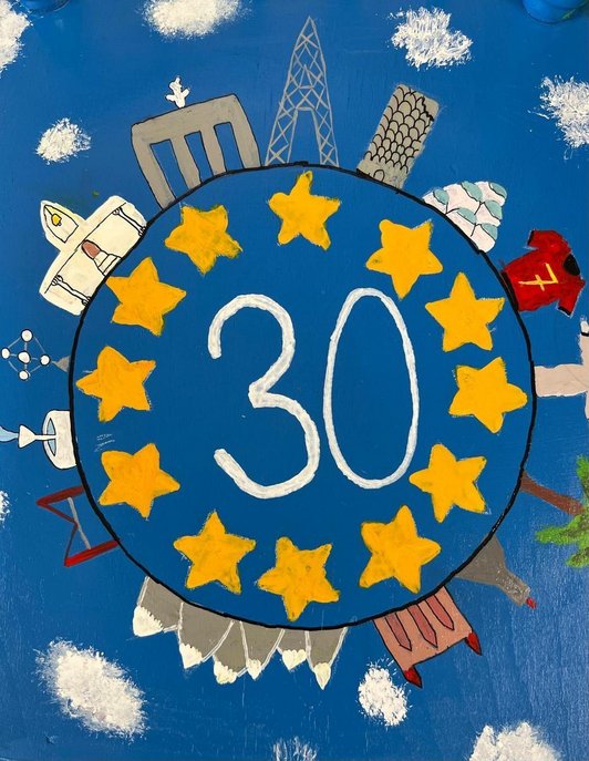 Selbstgemaltes Bild auf blauem Hintergrund. Ein Kreis mit rundherum Symbole Europas. In der Mitte die Zahl 30 sowie gelbe Sterne.