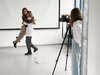 Zwei Schüler/innen umarmen sich tanzend und  werden von einer dritten Schüler/innen gefilmt.