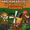 Podcastcover - Folge: Die Zauberhöhle. Im Sitl einer Comiczeichnung.Mit einem Elf, einem Riesen, einem Zwerg im Wald.