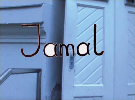 Videostill, im Vordergrund der Name „Jamal“, im Hintergrund ein Tor