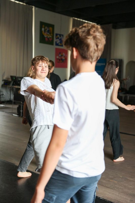 Schüler/innen bei tanztheaterpädagogischen Übungen