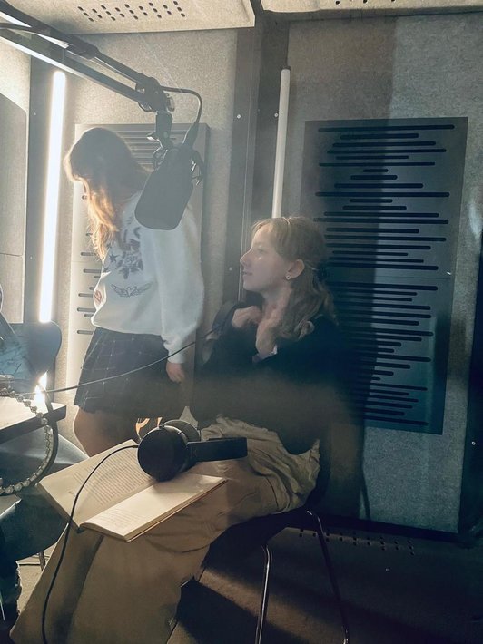 Zwei Schülerinnen mit Mikrofon auf Studio-Arm im Vordergrund