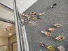 Foto einer grauen Fliesenmauer mit gebastelten Papierbooten