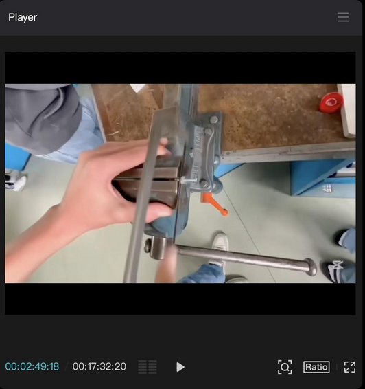 Hände beim Zersegen eines in Klemme fixierten Metallbolzens