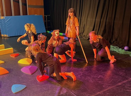 In Tiere verkleidete Kinder schleichen am Boden