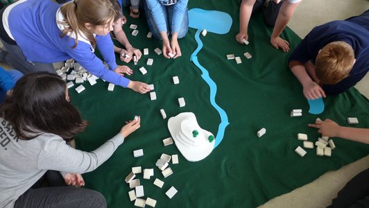 Foto von SchülerInnen beim Planspiel auf dem Boden