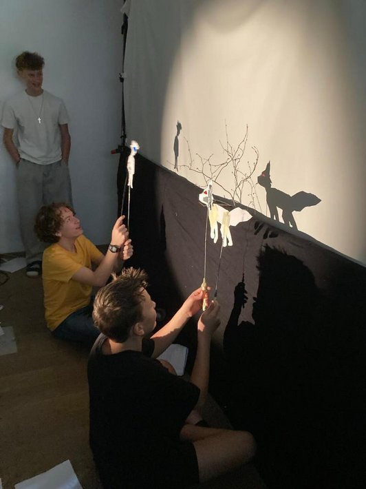 Hinter der Leinwand