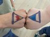 Zwei Händer mit verschiedenen Tattoos