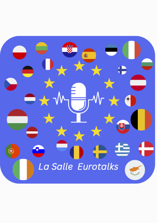 Podcastlogo mit blauem Hintergrund und Fahnen verschiedener Länder, Sternen der EU und einem illustriertem Mikrofon in der Mitte