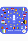 Podcastlogo mit blauem Hintergrund und Fahnen verschiedener Länder, Sternen der EU und einem illustriertem Mikrofon in der Mitte