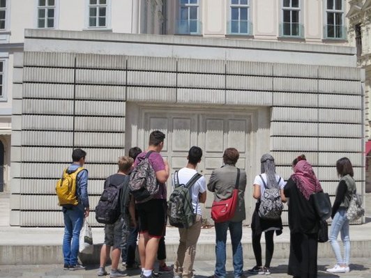 Foto von SchülerInnen vor dem Holocaust Mahnmal am Judenplatz in Wien