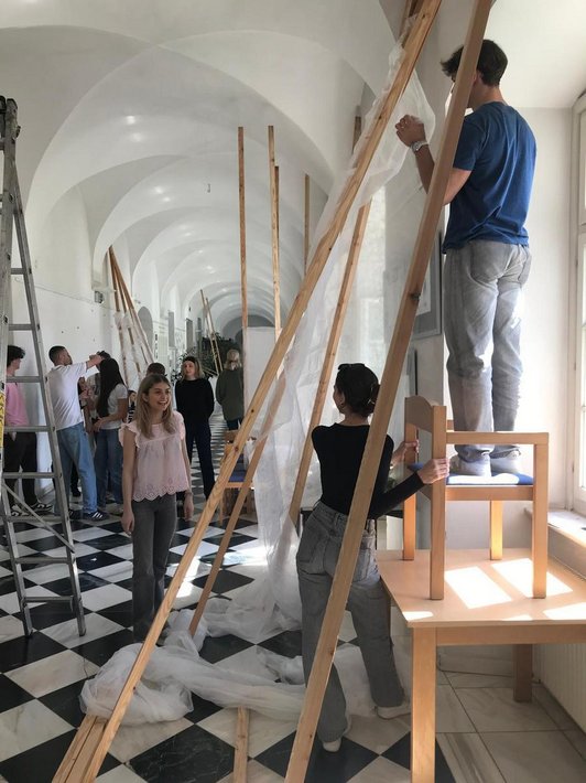 Gang mit Schüler/innen, Holzlatten und Tüchern