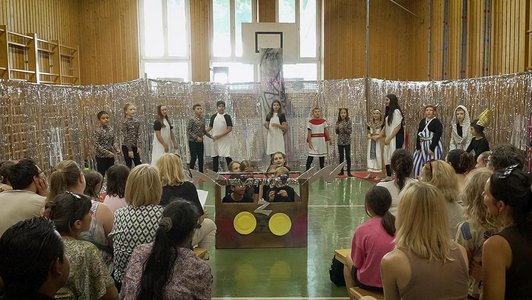 Blick auf die Bühne mit theaterspielenden Kindern und Publikum