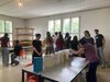 Schüler/innen bauen ein Leporello für ein Buch zusammen