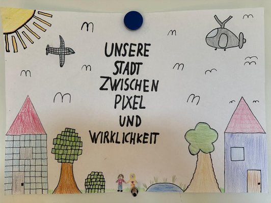 Gezeichnetes Plakat mit dem Titel "Unsere Stadt zwischen Pixel und Wirklichkeit", umrandet von Sxmbolen wie Sonne, Hubschrauber, Häuser, Bäume etc.