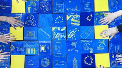 Blaugelbe quadratische Magnete mit Symbolen der Europäische Union