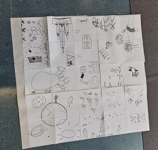 schwarz/weiss Zeichnungen auf quadratischen Zetteln, nebeneinander gelegt wie ein Puzzle.