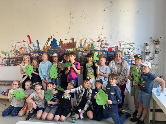 Die selbstgestalteten Blätter der Schülerinnen und Schüler mit Phantasieinsekten aus Pflanzenteilen.