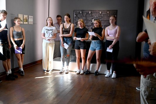 Eine Mädchengruppe referiert vor einer Gruppe