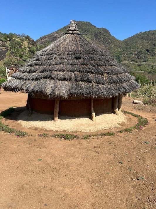runde Hütte aus Naturmaterialien