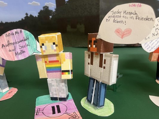 Gebastelte Minecraftfiguren aus Papier mit Sperchblasen.