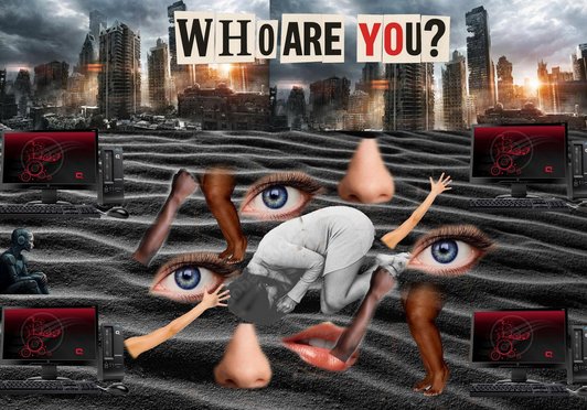 Fotocollage dunkle Stadt im Hintergrund und Feld vorne mit vier roten Monitoren, einem knieenden Mädchen, AUGEN; Nasen; Hände; Beine.