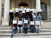Jugendliche haben eine Box mit Slogans über den Kopf gestülpt