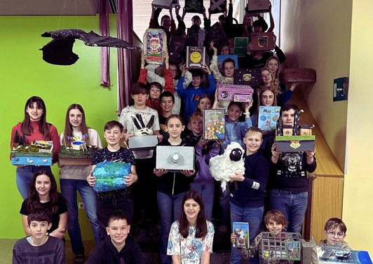 Bild merherer selbst bemalter Sessel in einem Schulhof