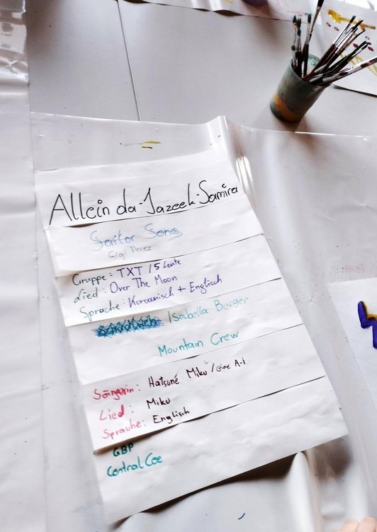 Auf einem A4 Zettel sind mehrere Zitate geklebt.