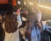 Foto von drei Schülerinnen mit Kopfhörern in einem Studio.