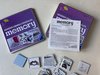 Spielanleitung, Spielschachtel und Spielkarten eines Memories liegen am Tisch