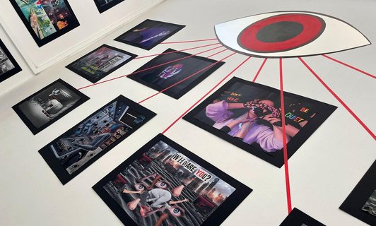 Bilder der Ausstellung von verschiedenen Werken, mit einem großen roten Augen drüber Wiperrn verbinden die Fotos.