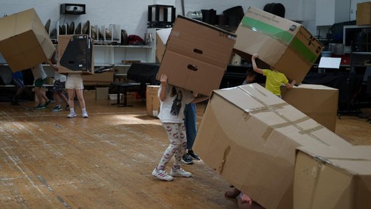 Abschlusspräsentation, Kinder mit Kartonschachteln