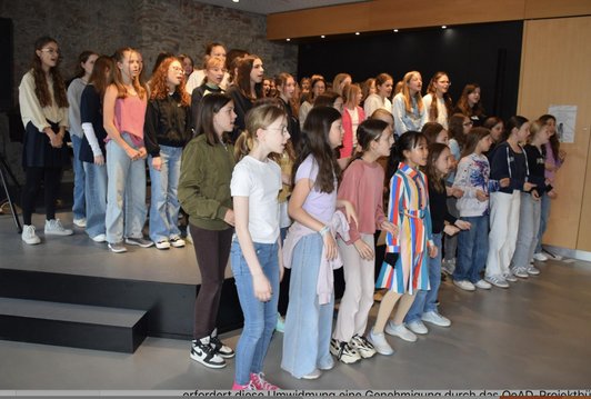 sehr viele Kinder und Jugendliche singen gemeinsam einen Song.