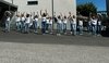 Mädchen in Jeans und weißem T-Shirt tanzen beim Eingang der Schule eine Choreographie