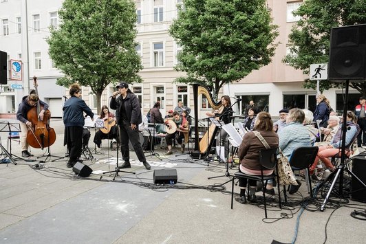 Musiker/innen und Rapperin performen am Volkertmarkt