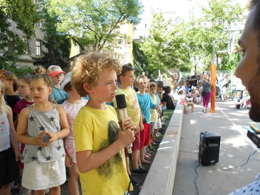 Foto von SchülerInnen beim Sommerfest