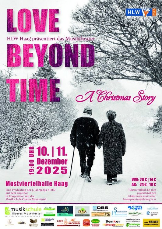 Einladungsplaket zur Abschlusspräsentation "Love beyond Time". Schriftzüge in pink, Foto von zwei Personen von hinten im Schnee.