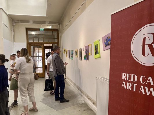 Ganz mit mehreren Personen, Mann und Jugenlicher betrachten an Wand hängende Kunstwerke